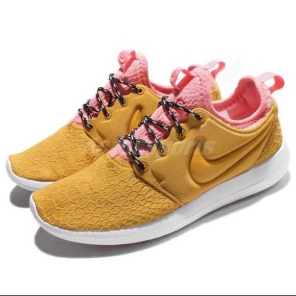 nike roshe two se maroon